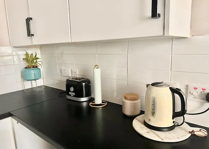 Large 2 Bedroom, Ground Floor Flat, Close To City