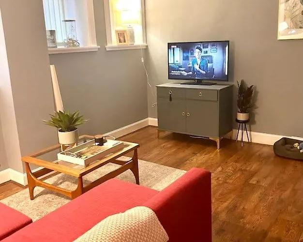 Large 2 Bedroom, Ground Floor Flat, Close To City