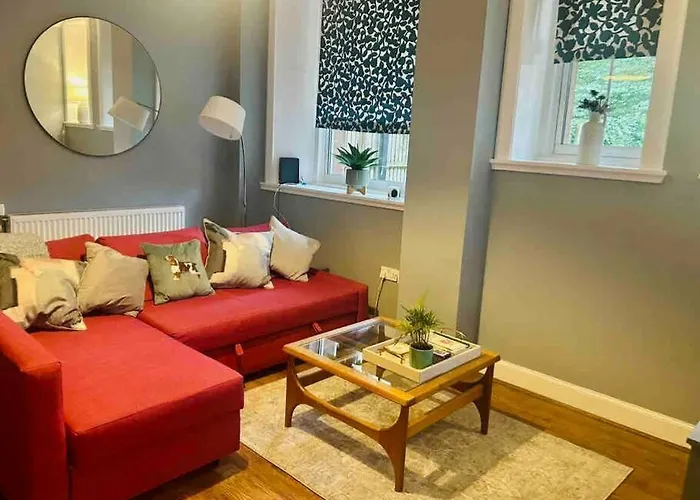 Large 2 Bedroom, Ground Floor Flat, Close To City