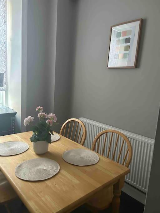Large 2 Bedroom, Ground Floor Flat, Close To Appartement *